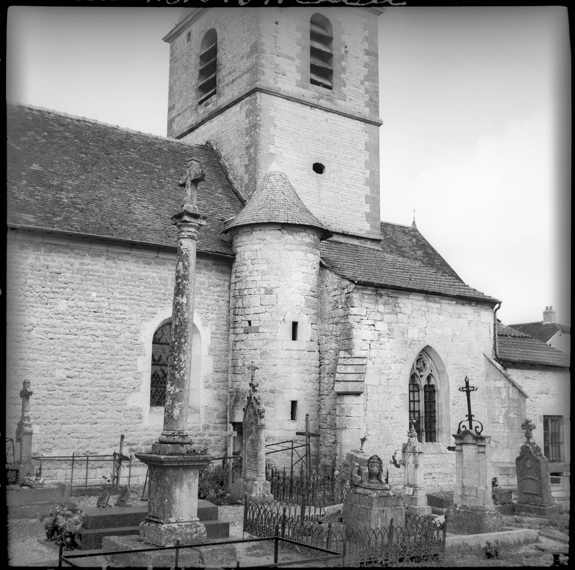 Façade sud, cimetière au premier plan