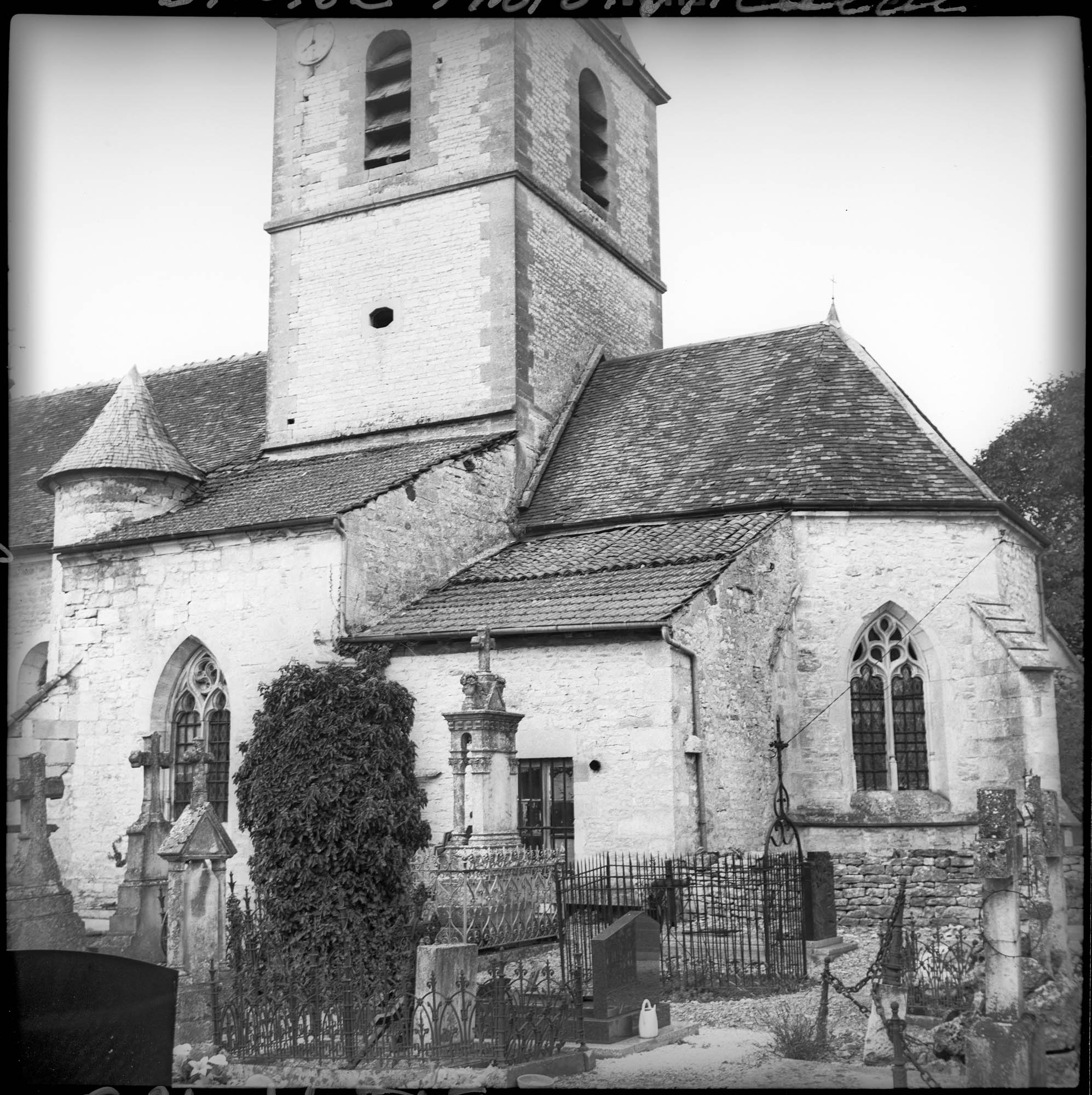 Abside, côté sud, cimetière au premier plan