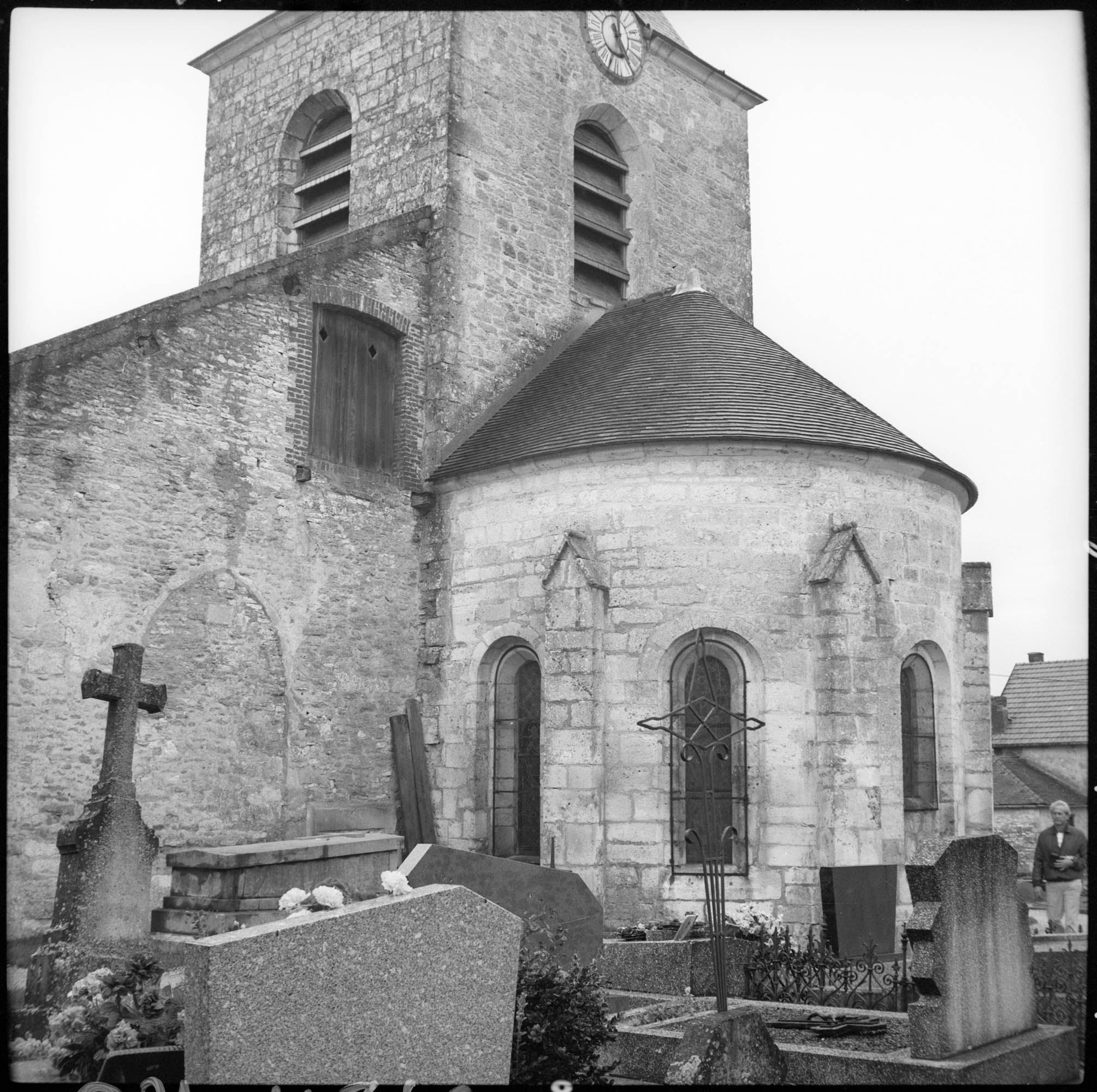 Abside, côté sud, cimetière au premier plan