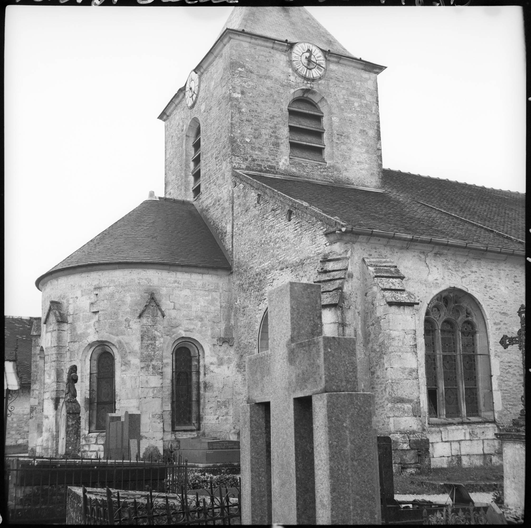 Abside, côté nord, cimetière au premier plan