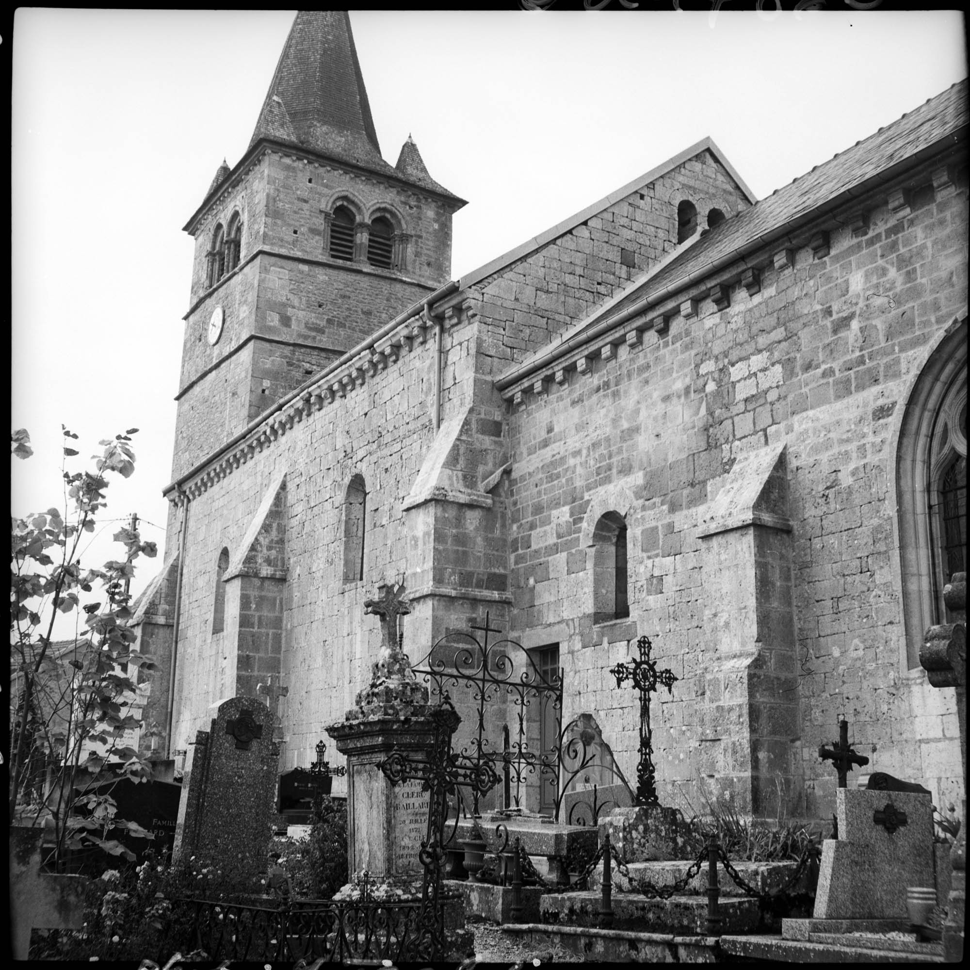 Façade sud, cimetière au premier plan