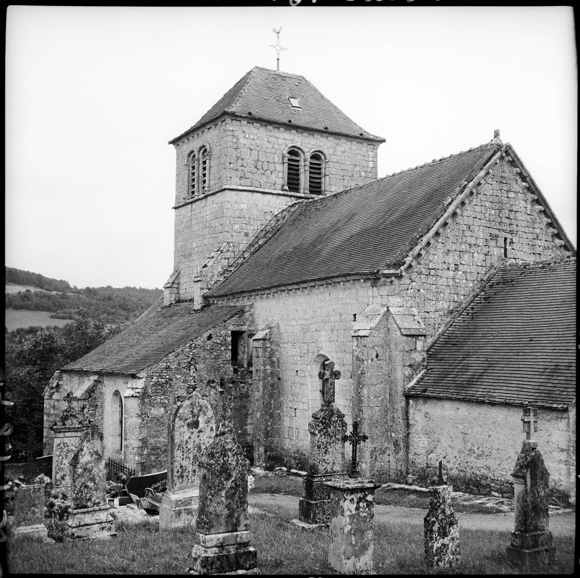 Ensemble nord, cimetière au premier plan