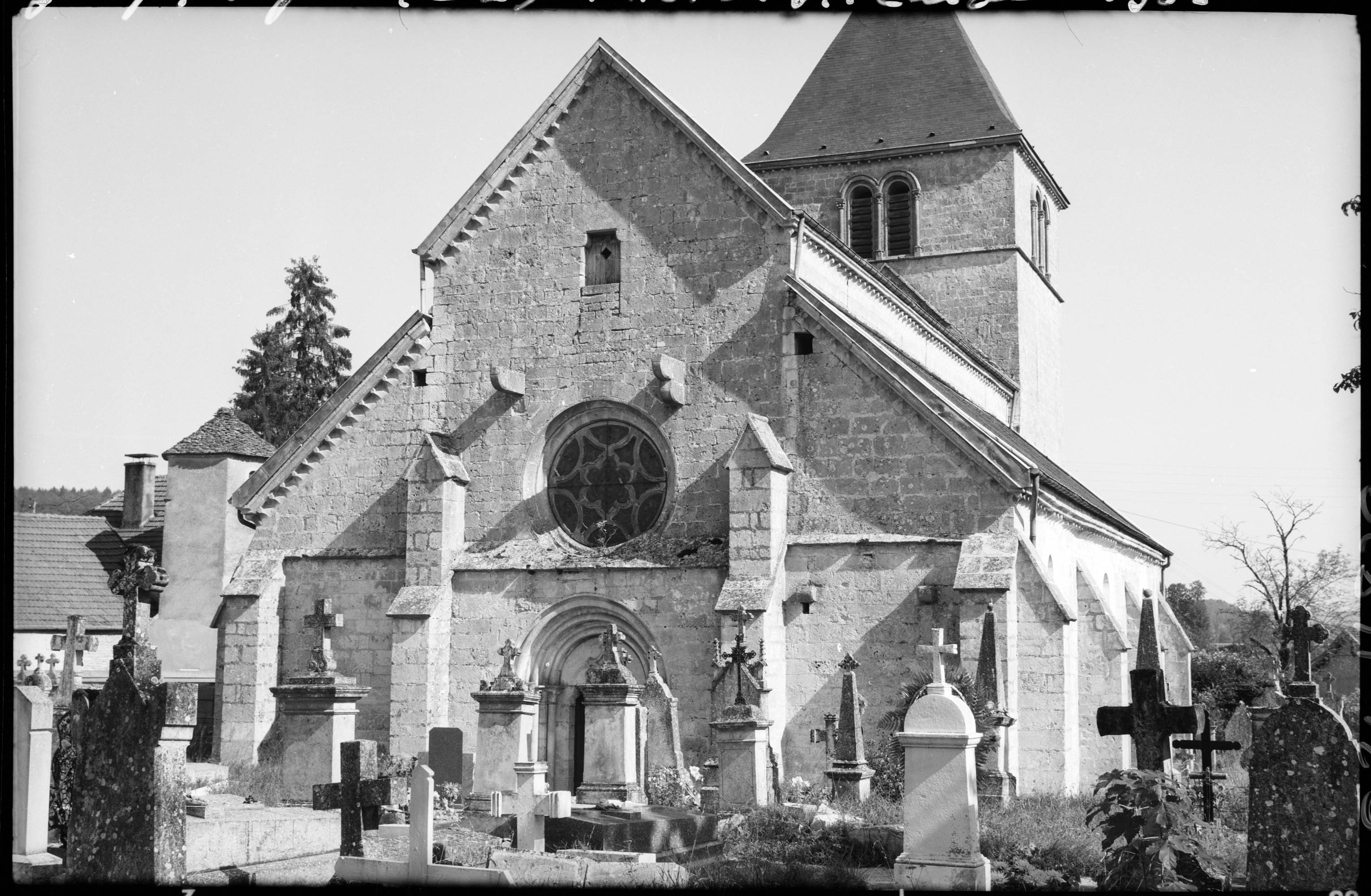 Façade ouest, cimetière au premier plan