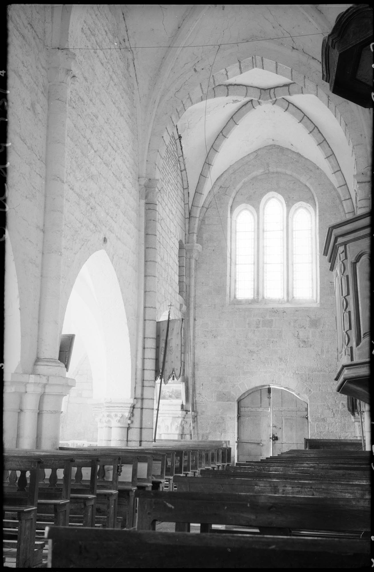 Intérieur : la nef vers l'entrée