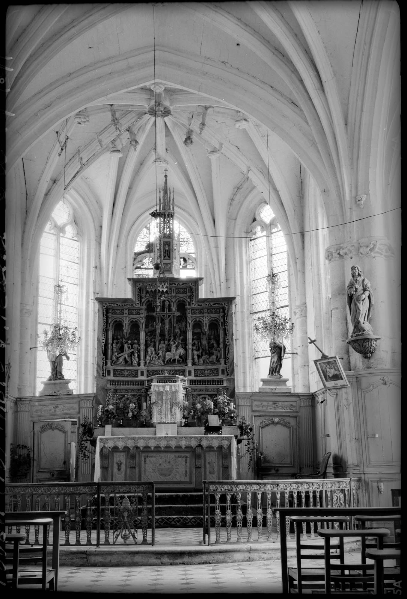 Intérieur : la nef vers le choeur