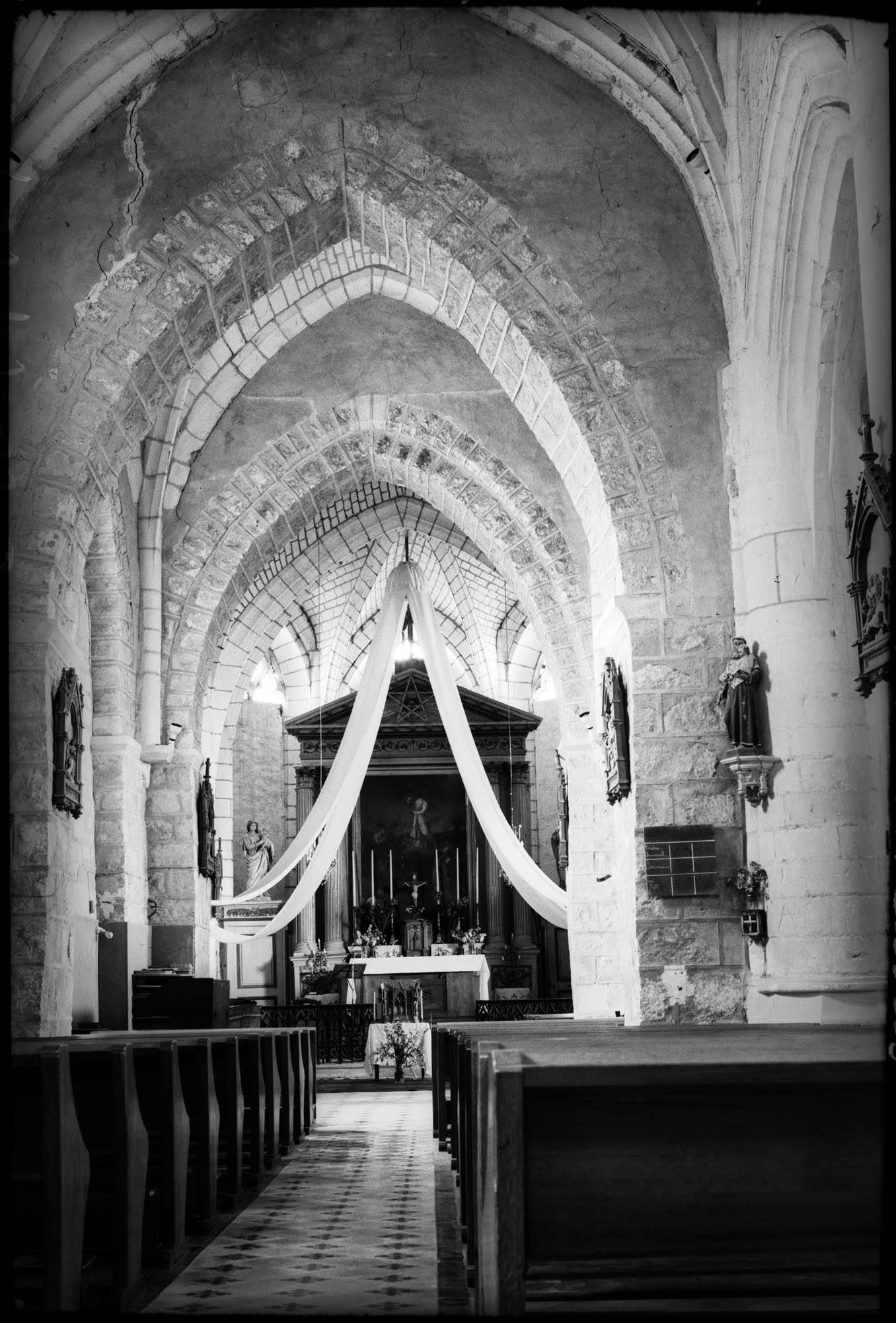 Intérieur : la nef vers le choeur