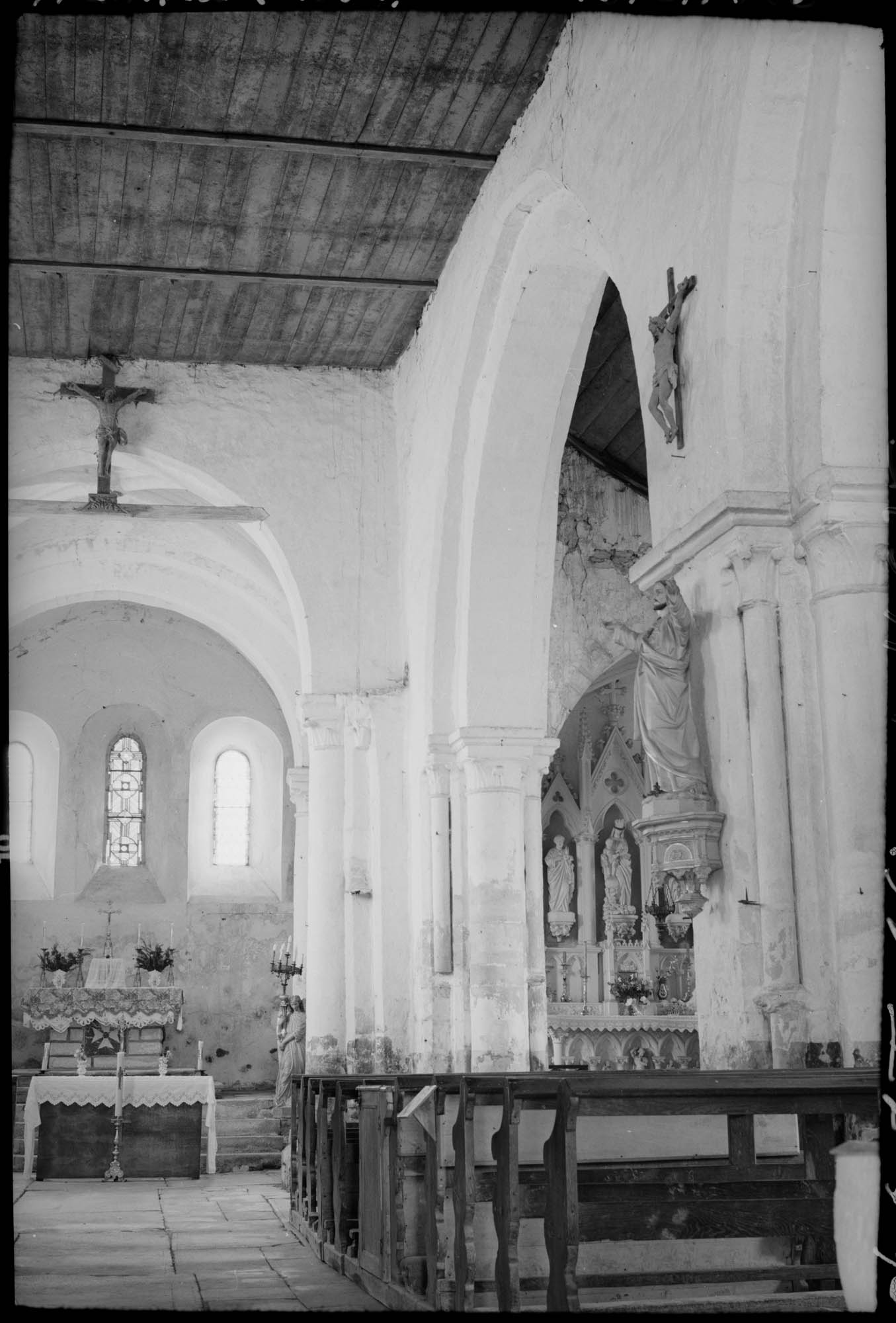 Intérieur : la nef vers le choeur