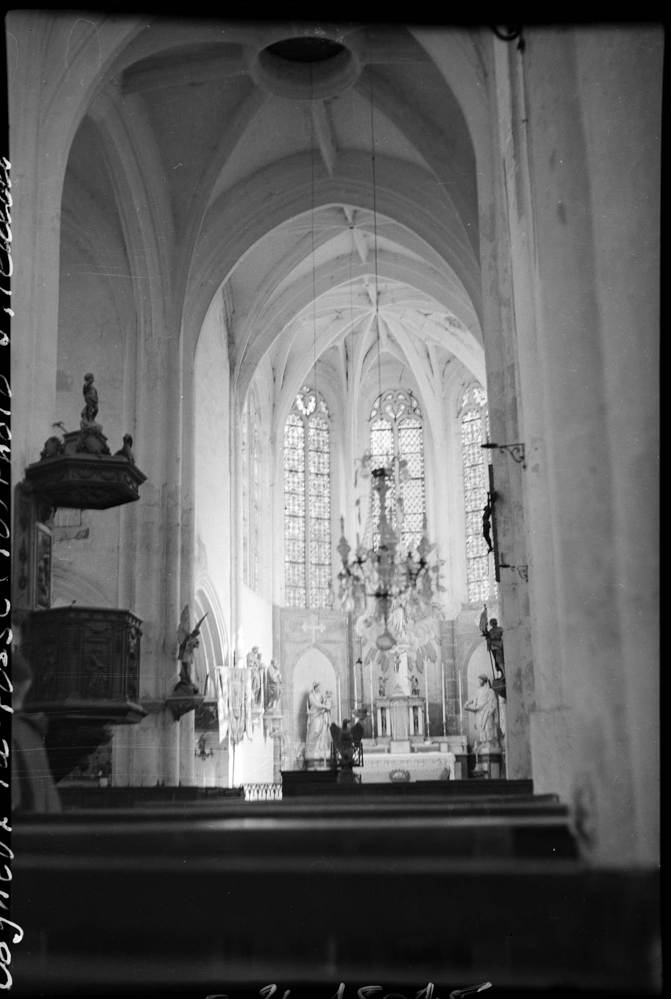 Intérieur : la nef vers le choeur