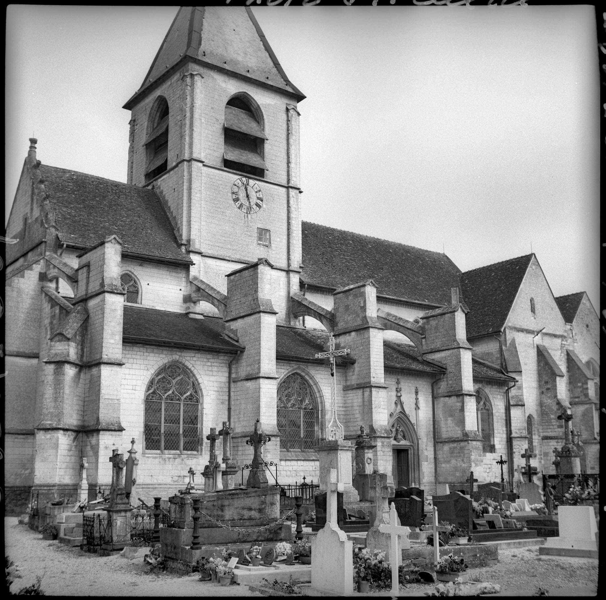 Façade sud, cimetière au premier plan