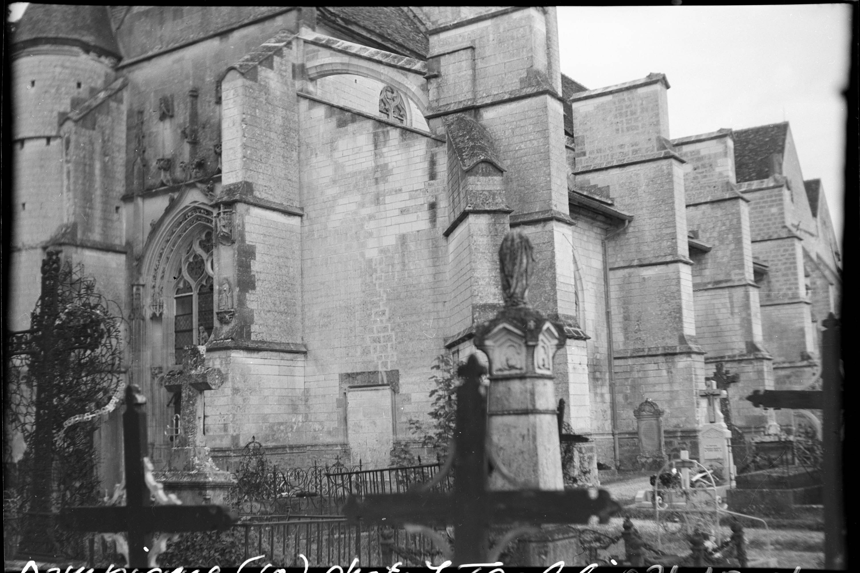 Façade sud, cimetière au premier plan