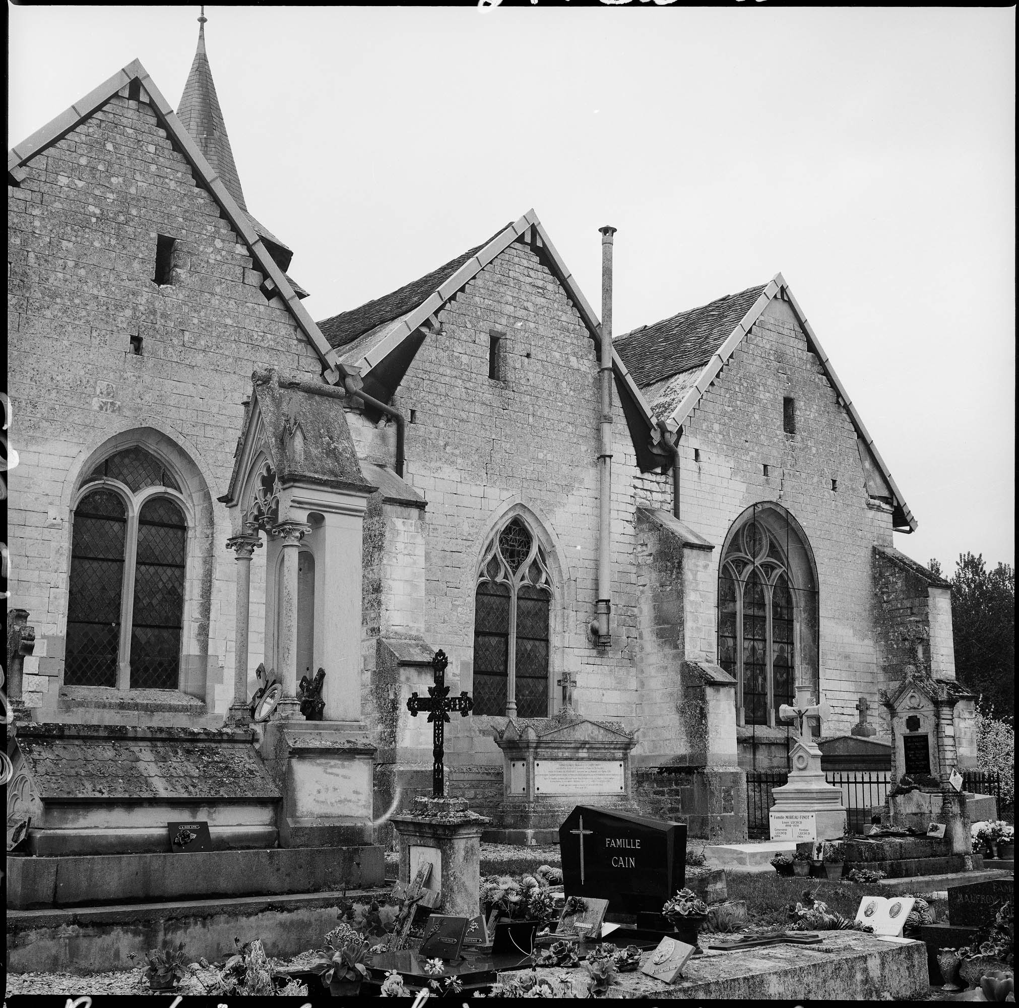 Façade sud, cimetière au premier plan