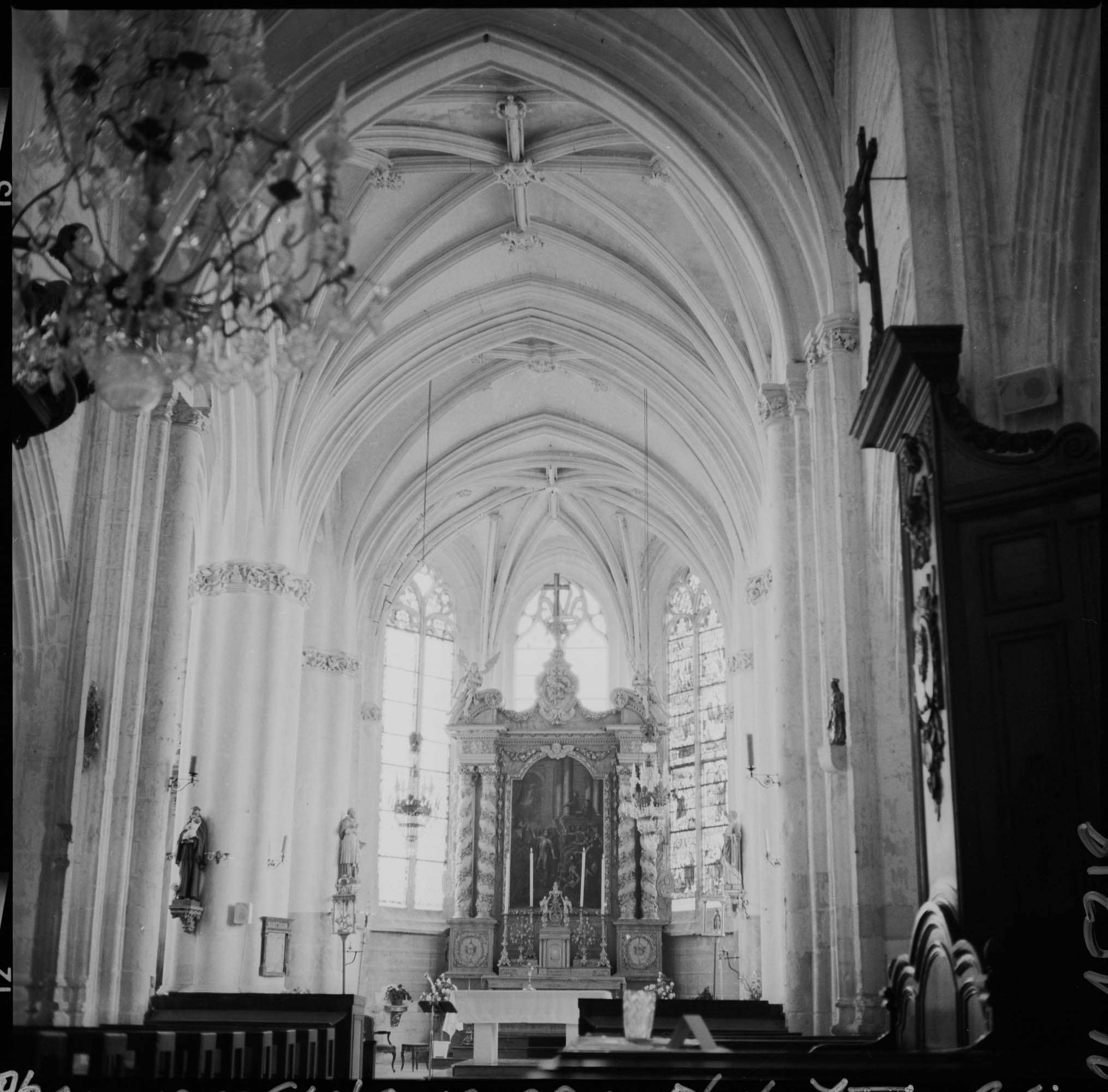 Intérieur : la nef vers le choeur