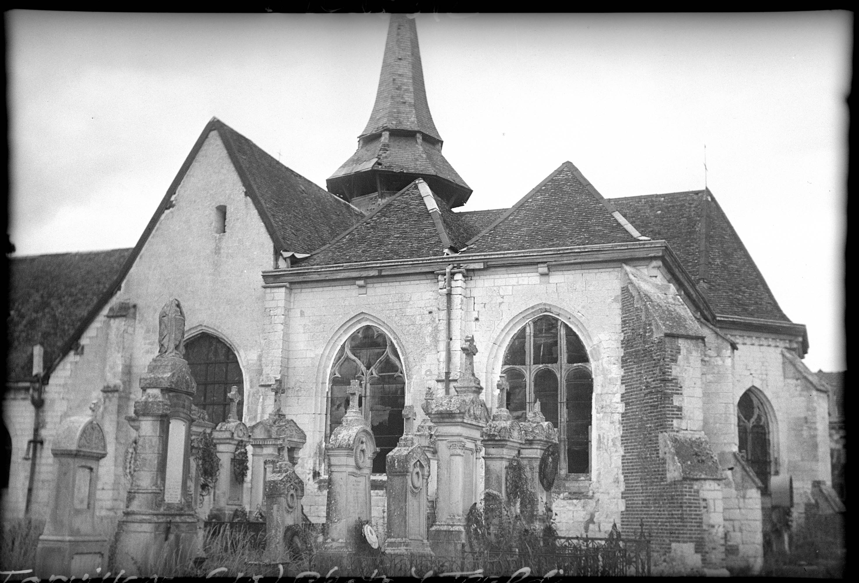 Ensemble sud, cimetière au premier plan