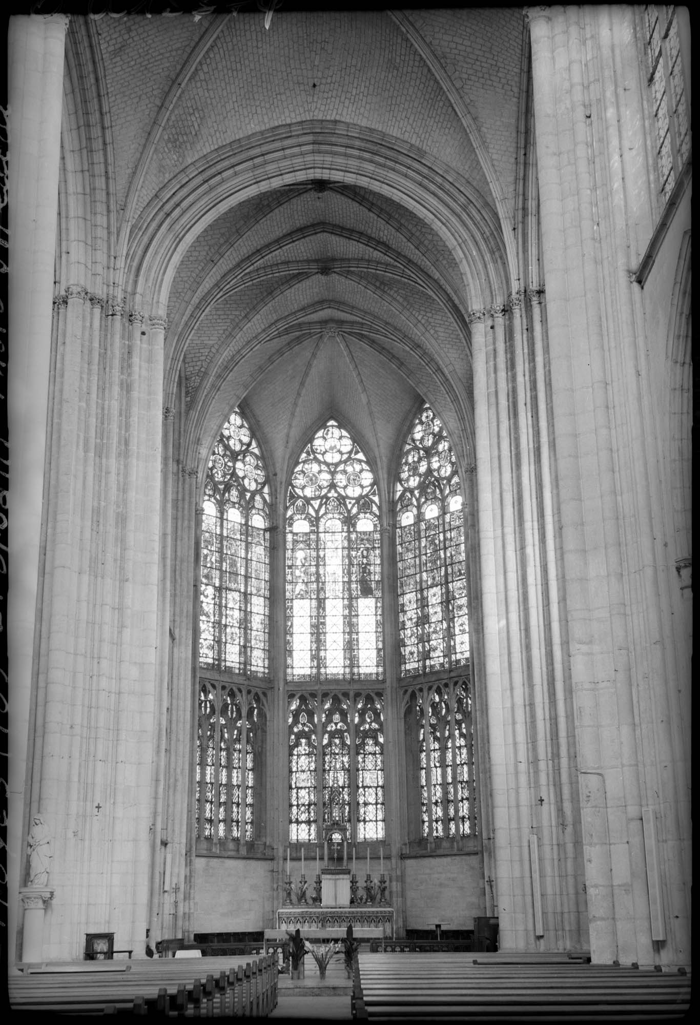 Intérieur : la nef vers le choeur