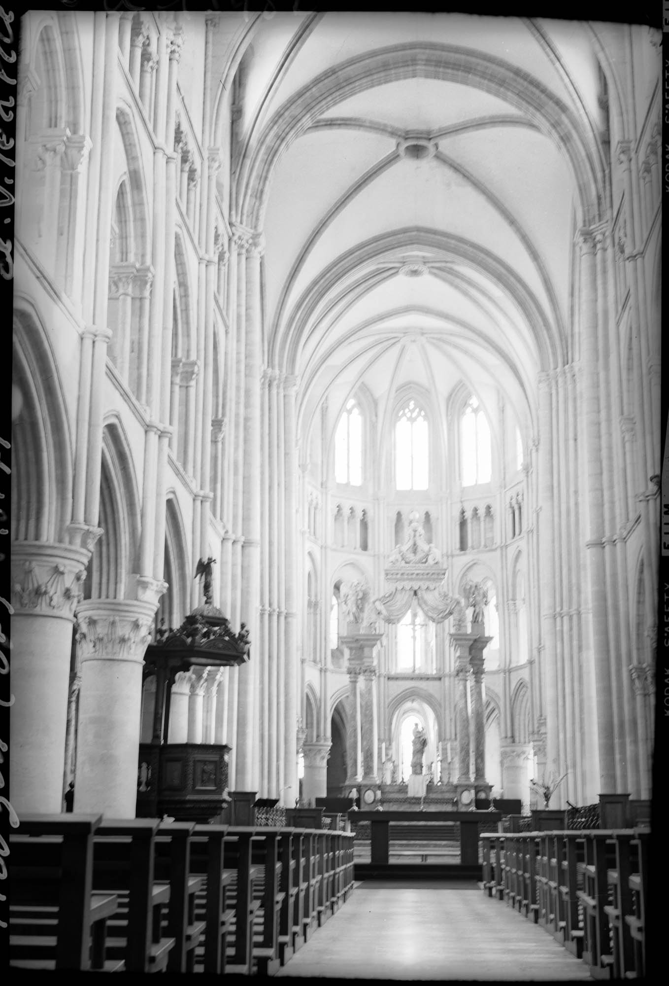 Intérieur : la nef vers le choeur