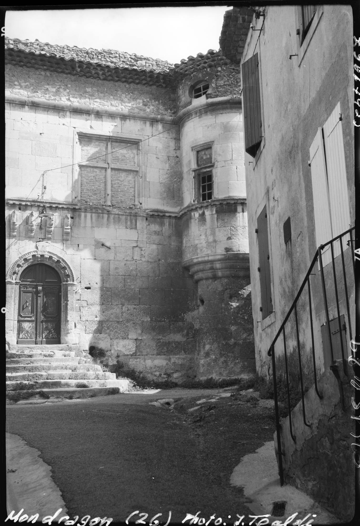 Tourelle et façades sur cour intérieure