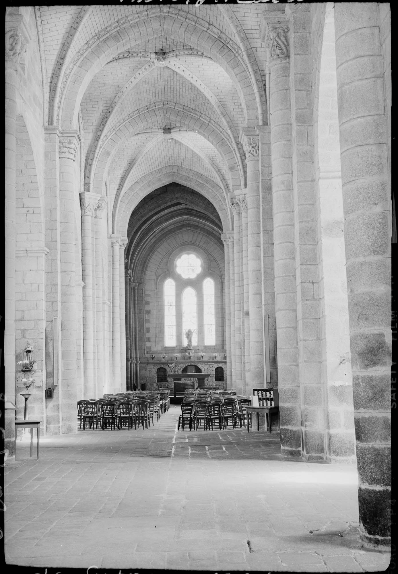 Intérieur : la nef vers le choeur