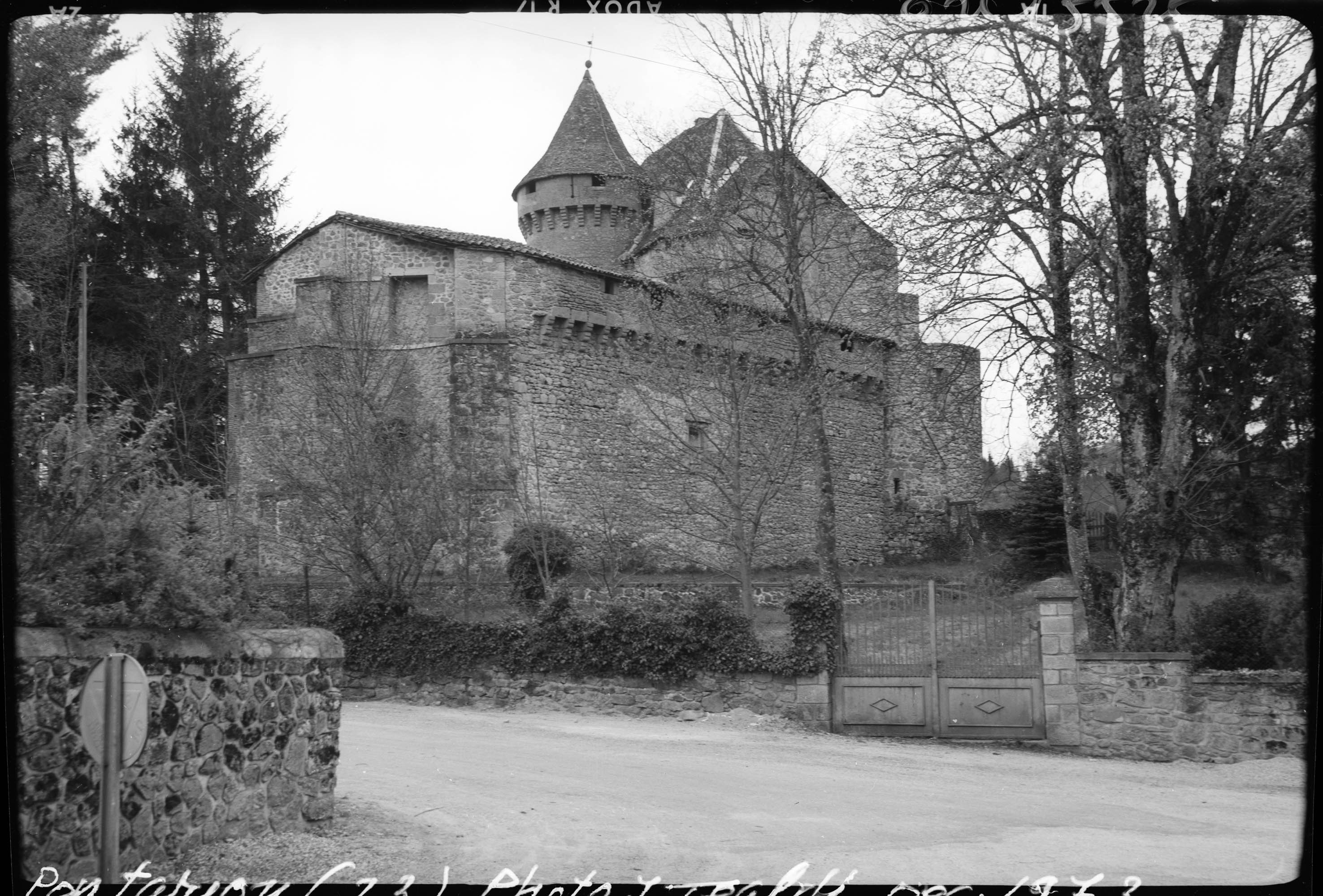 Ensemble depuis la rue, grille d'entrée