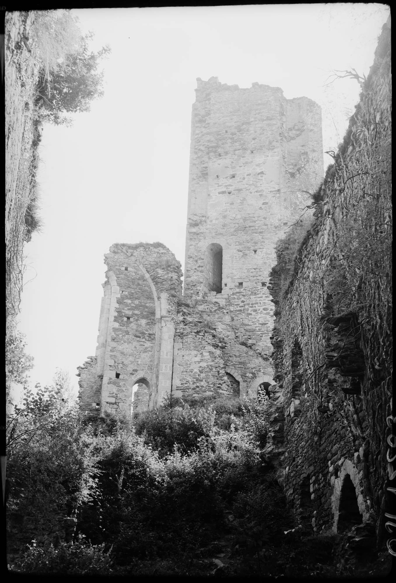 Tour et façades en ruines