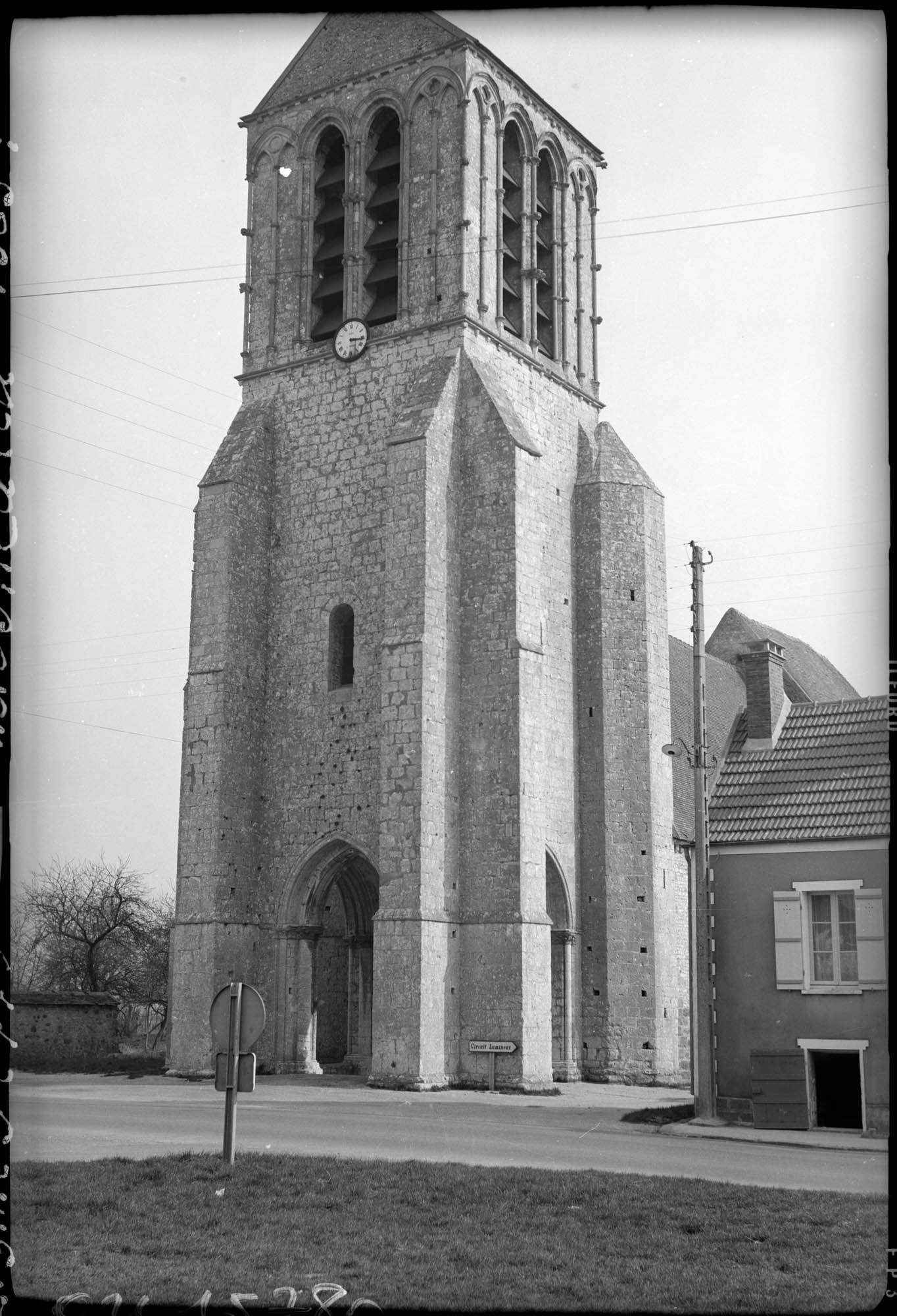 Façade ouest : porche et clocher