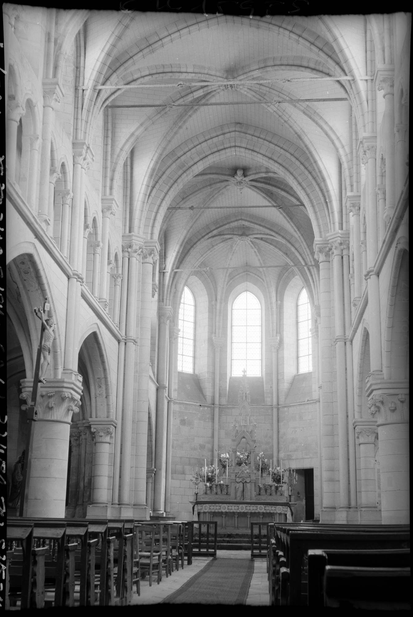 Intérieur : la nef vers le choeur