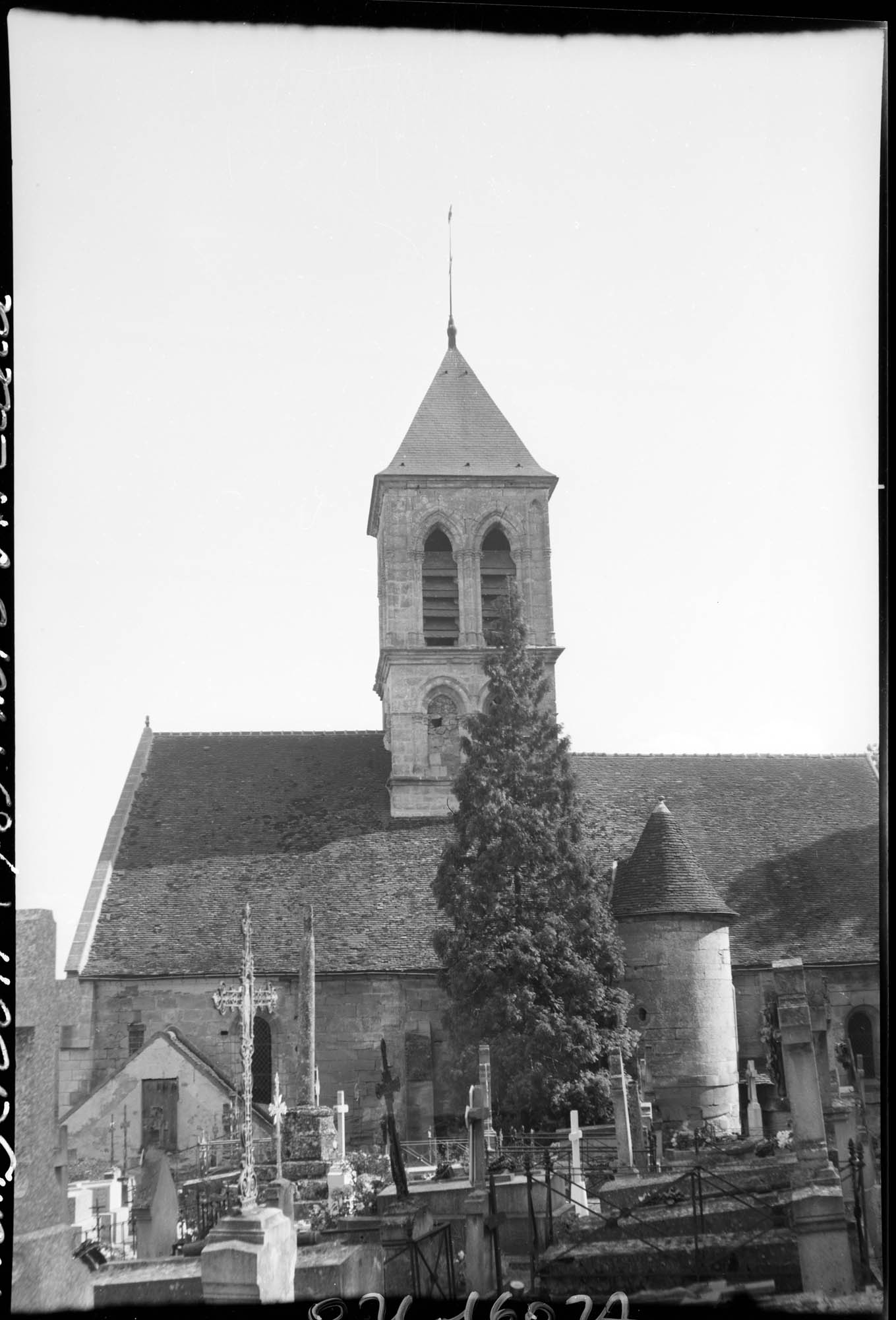 Façade nord, cimetière au premier plan