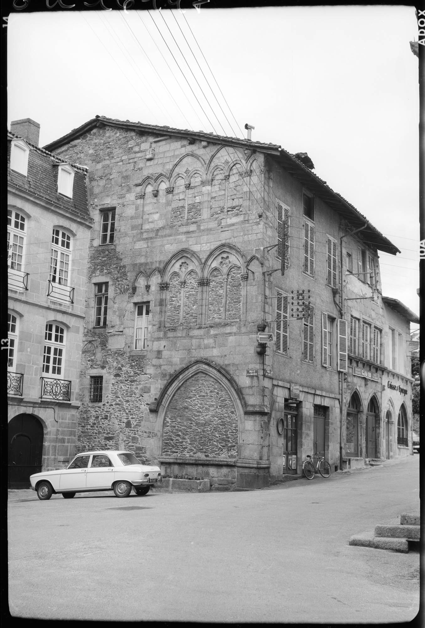 Façade aux fenêtres murées