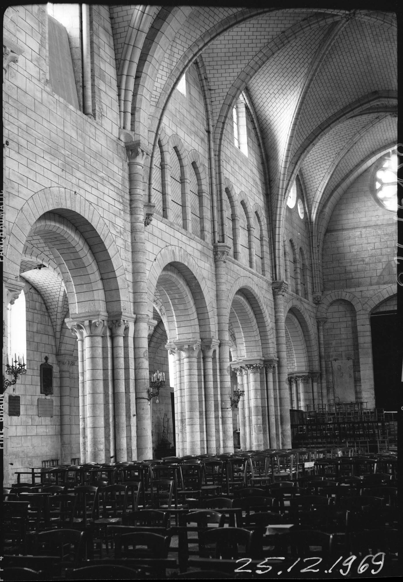 Intérieur : la nef vers l’entrée