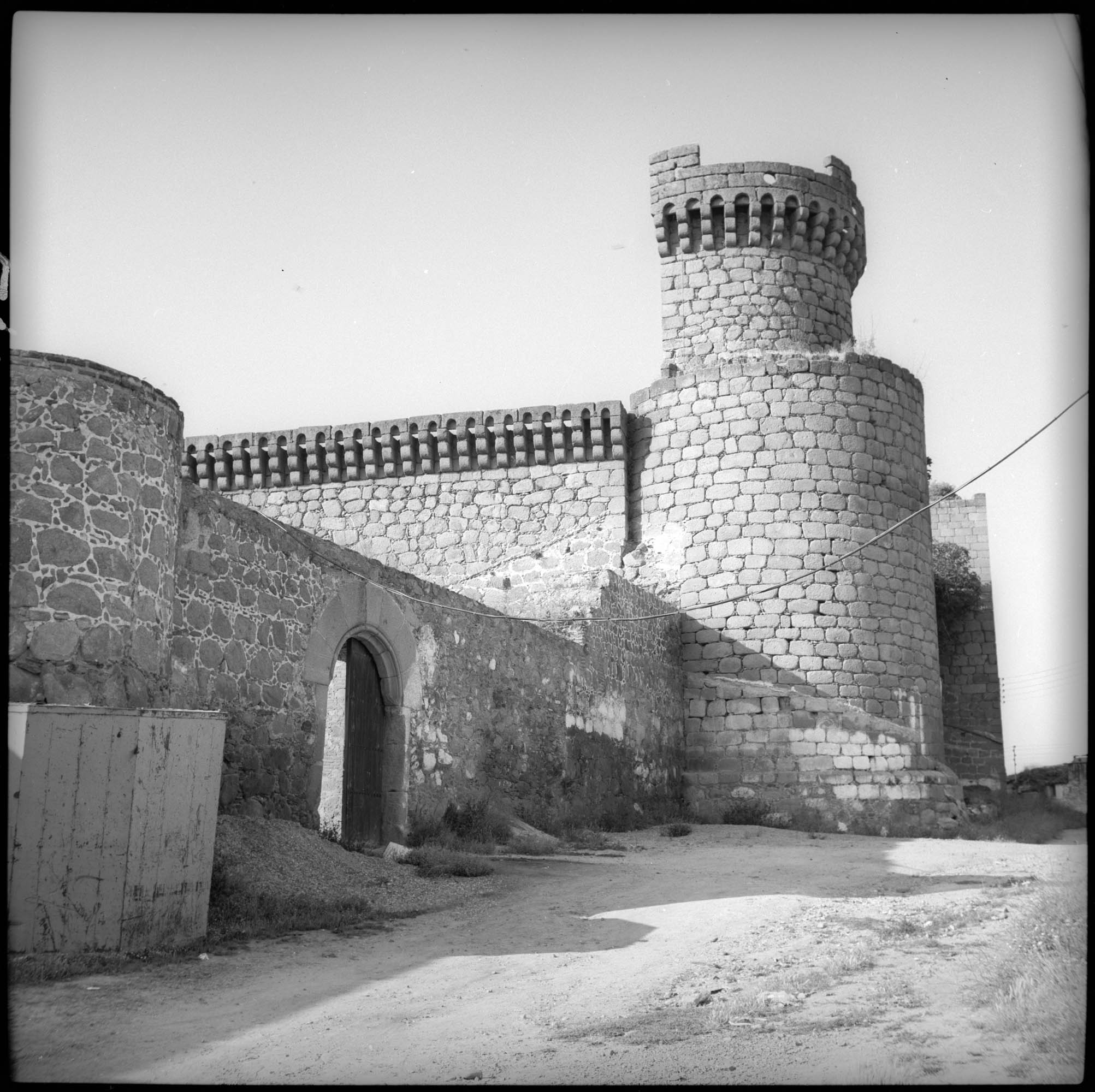 Tour ronde et enceinte fortifiée