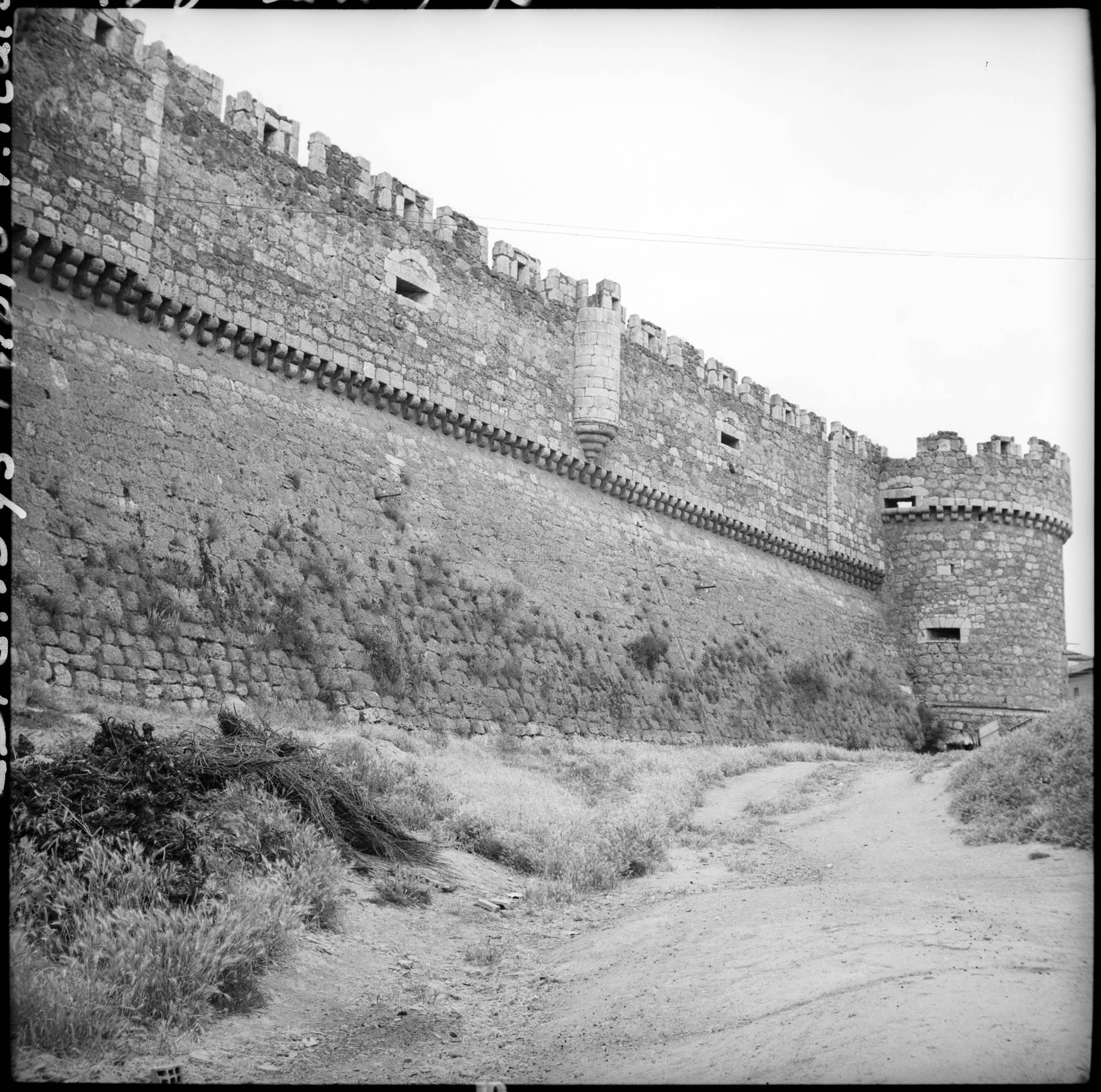 Tour et enceinte fortifiées sur cour intérieure