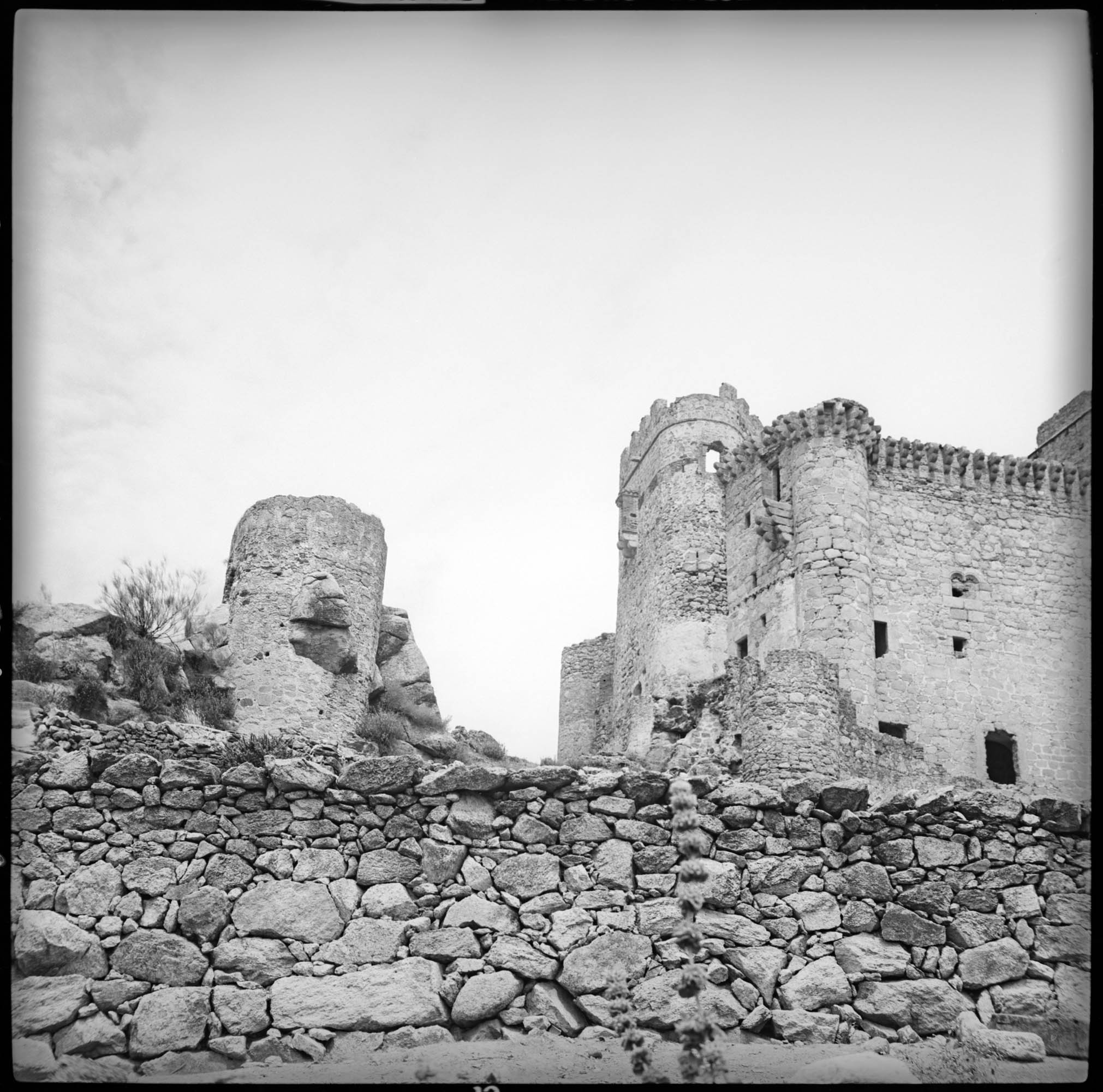 Logis et enceinte en ruines