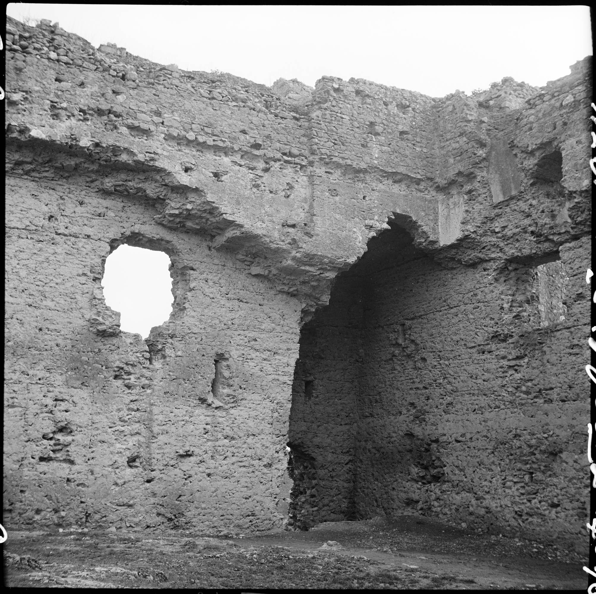 Enceinte en ruines sur cour intérieure