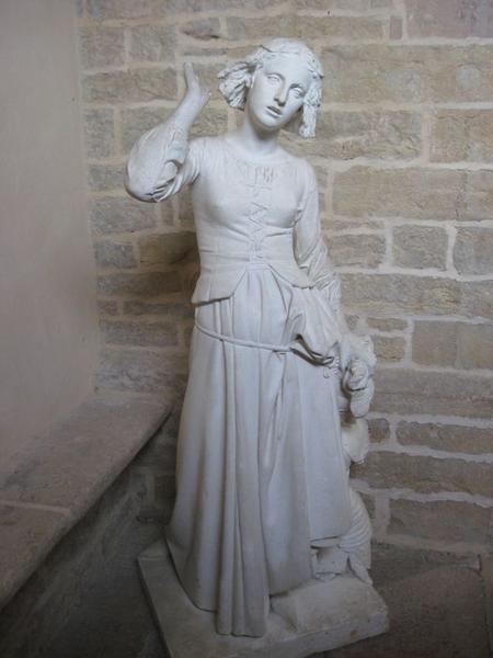 statue : Jeanne d'Arc écoutant ses voix, vue générale