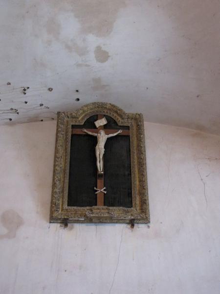 statue : Christ en croix, vue générale