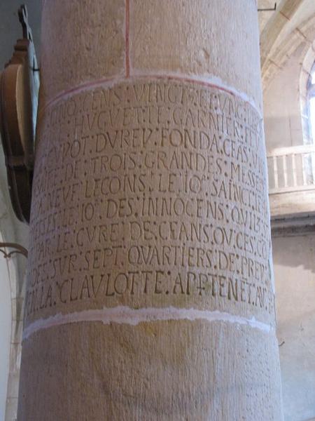 détail d'une inscription gravée sur une colonne