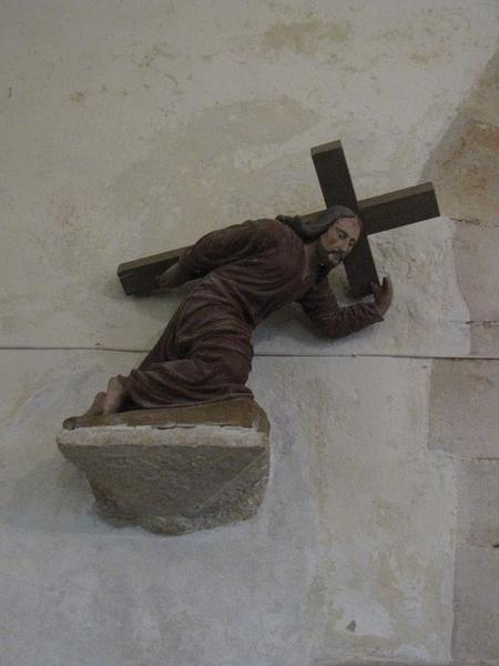 statue : le Christ portant sa croix, vue générale