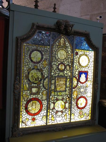 verrière (fragments) : Nativité de la Vierge, Annonciation, Calvaire, Scènes historiques non identifiées, Vierge à l'Enfant, Sainte Madeleine, Saint Michel et Saint Christophe, vue générale - © Ministère de la Culture (France), Médiathèque du patrimoine et de la photographie, diffusion RMN-GP