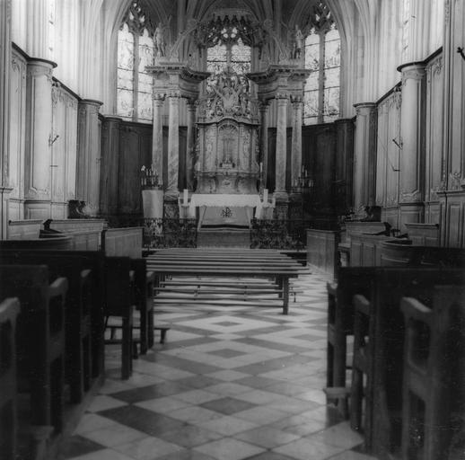 vue du choeur avec le retable