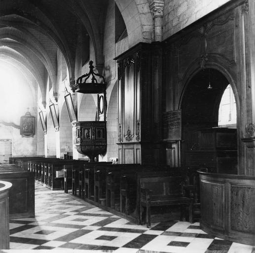 lambris de revêtement du transept avec les bancs de la nef et la chaire à prêcher