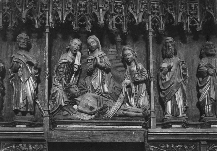 retable : Vierge de Pitié et les apôtres, bois peint et doré, détail du Christ entouré de la Vierge, saint Jean et Marie-Madeleine