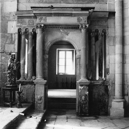 clôture de chapelle en arc de triomphe, 16e siècle ?, statue : Vierge à l'Enfant