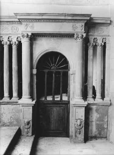 clôture de chapelle en arc de triomphe avec porte en bois