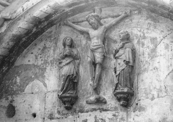 haut-relief : La Crucifixion, pierre, 16e siècle - © Ministère de la Culture (France), Médiathèque du patrimoine et de la photographie (objets mobiliers), tous droits réservés