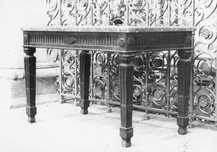 console, bois et dessus marbre, époque Louis XVI - © Ministère de la Culture (France), Médiathèque du patrimoine et de la photographie (objets mobiliers), tous droits réservés