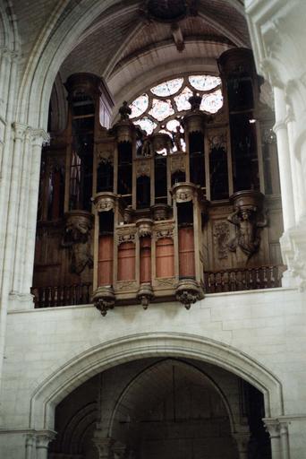 buffet d'orgue, bois sculpté, 17e siècle, restauration : raccord de teinte sur la balustrade en 1987