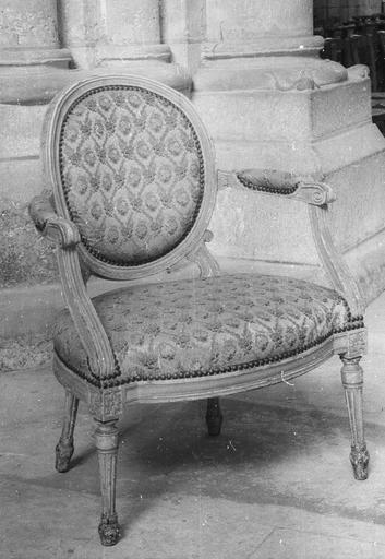 fauteuil avec dossier en médaillon, époque Louis XVI - © Ministère de la Culture (France), Médiathèque du patrimoine et de la photographie (objets mobiliers), tous droits réservés