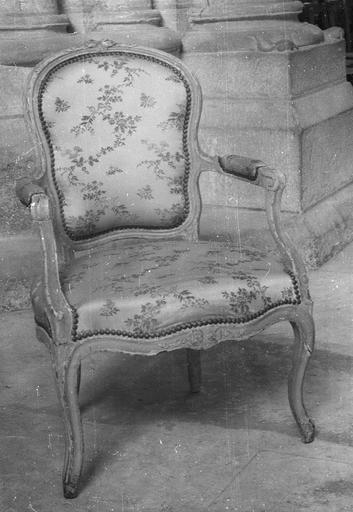 fauteuil époque Louis XV - © Ministère de la Culture (France), Médiathèque du patrimoine et de la photographie (objets mobiliers), tous droits réservés