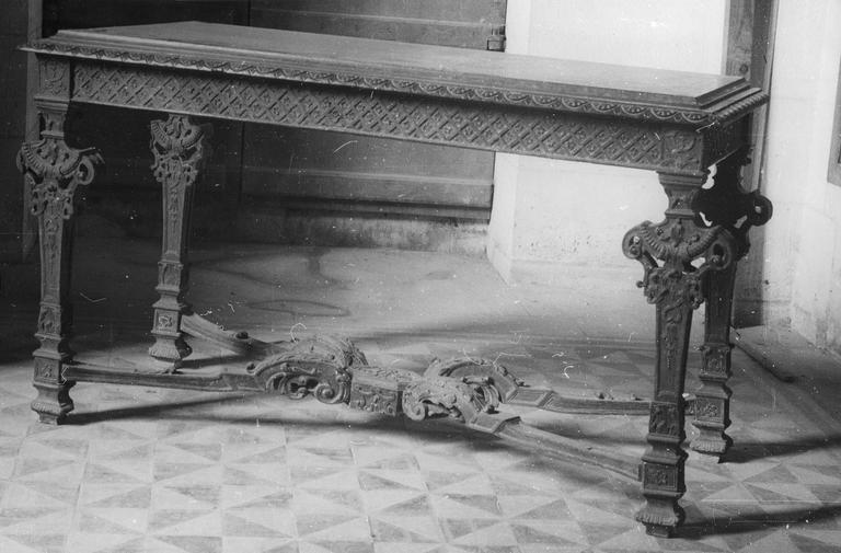table, bois sculpté, époque Louis XIV - © Ministère de la Culture (France), Médiathèque du patrimoine et de la photographie (objets mobiliers), tous droits réservés
