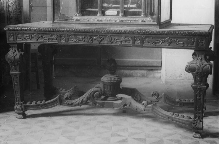 table, bois sculpté, époque Louis XIV - © Ministère de la Culture (France), Médiathèque du patrimoine et de la photographie (objets mobiliers), tous droits réservés