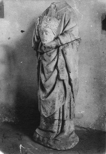 Statue : saint Denis, pierre, 16e siècle, déposé au musée de Château-Thierry